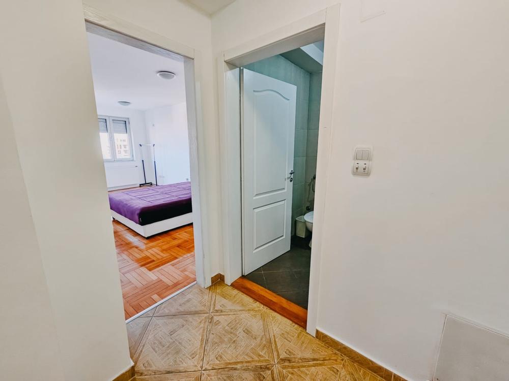 Slika 3 - Trosoban, 70m2, Voždova Niš, ima lift