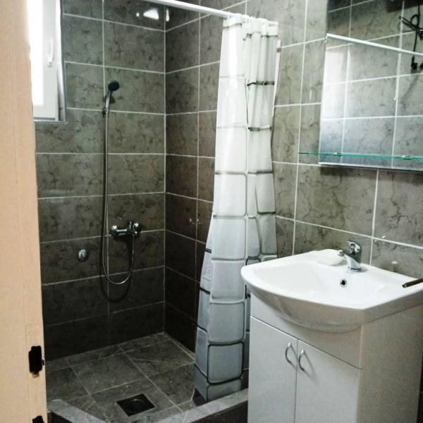 Slika 10 - Nenamešten trosoban stan u kući, Palilula