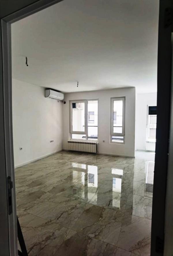 Glavna slika -Nov neuseljavan, nenamešten dvoiposoban stan sa parkingom na odličnoj lokaciji kod Doma zdravlja