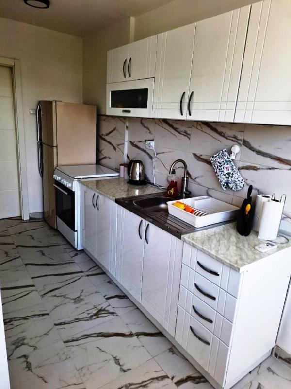 Slika 2 - Lepo opremljen jednoiposoban stan sa parkingom u dvorištu zgrade kod Medicinskog fakulteta