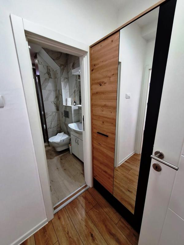 Slika 4 - Lepo opremljen jednoiposoban stan sa parkingom u dvorištu zgrade kod Medicinskog fakulteta