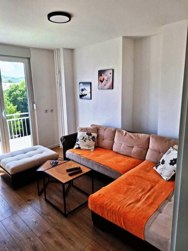 Glavna slika -Lepo opremljen jednoiposoban stan sa parkingom u dvorištu zgrade kod Medicinskog fakulteta