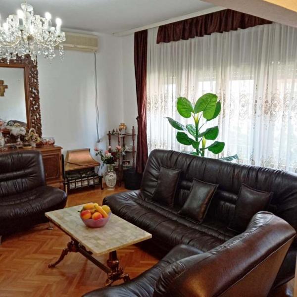 Glavna slika -Komforan stan u kući u Durlanu